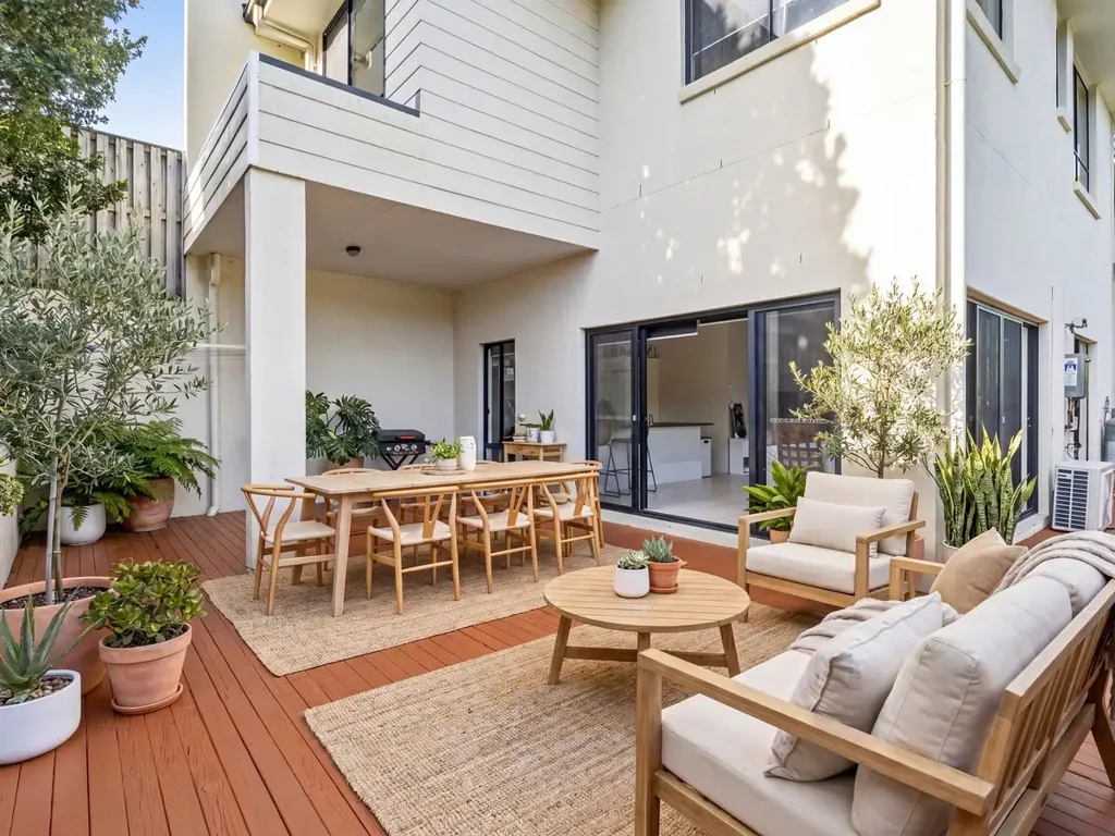 Pacific Pines 4房  INVESTORS SPECIAL! OWNERS KEEN TO SELL! EXTRA LARGE 4 BEDROOM DUPLEX WITH HUGE DECK!