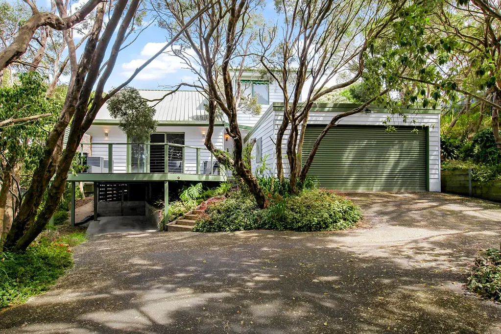 Five bedroom home in a tranquil, leafy coastal environment.