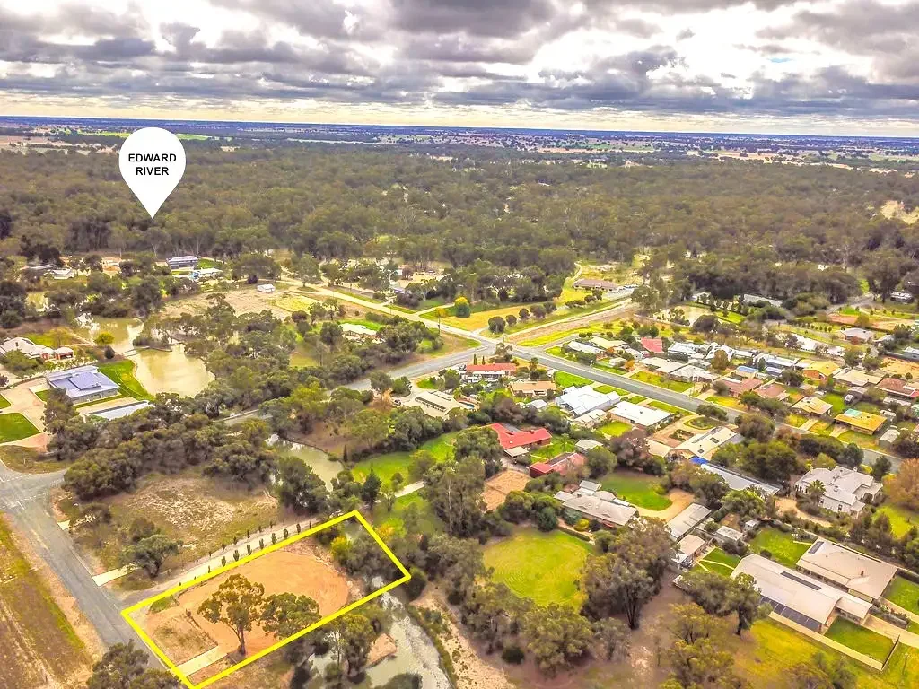 Deniliquin  Big Building Block with Water Views Near Edward River - Bring the Speed Boat!