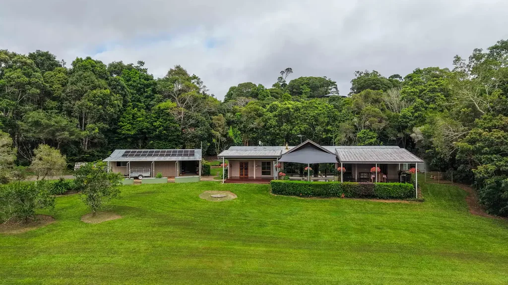 Barrine 4Kwarto Immaculate Acreage Retreat with Lake Views on 1.16ha