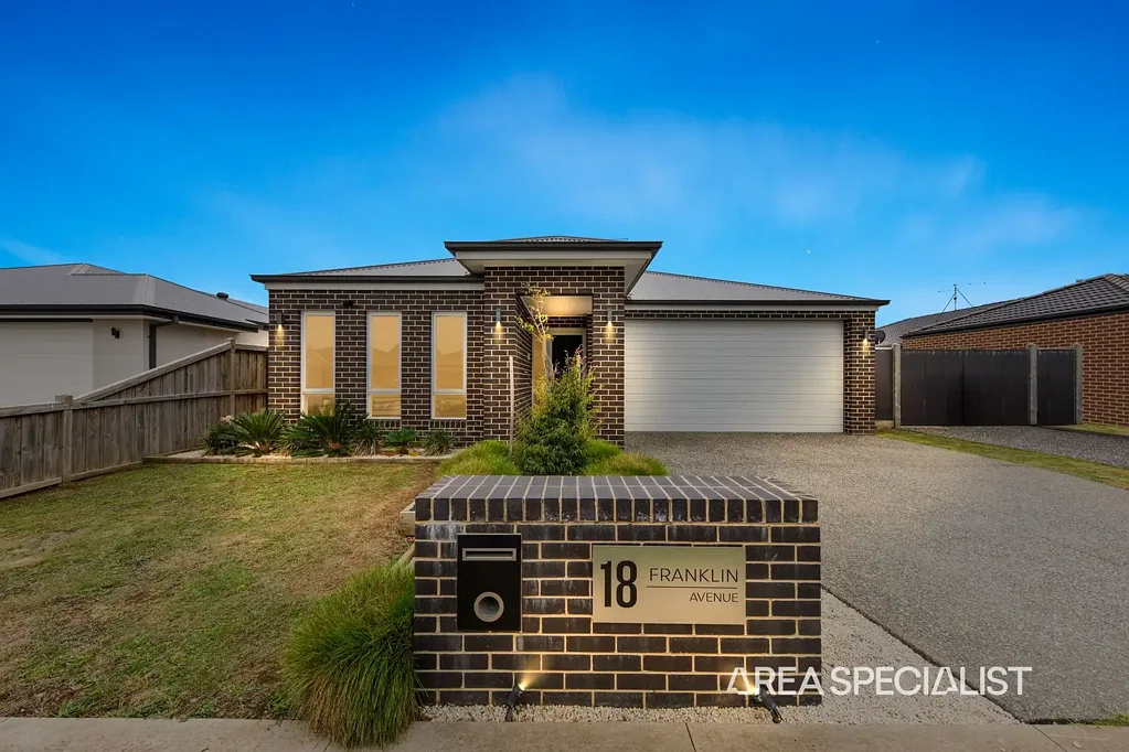 Warragul 4 Slaapkamer The Brief: Stylish Family Living in Prestigious Chesterfield Park Estate