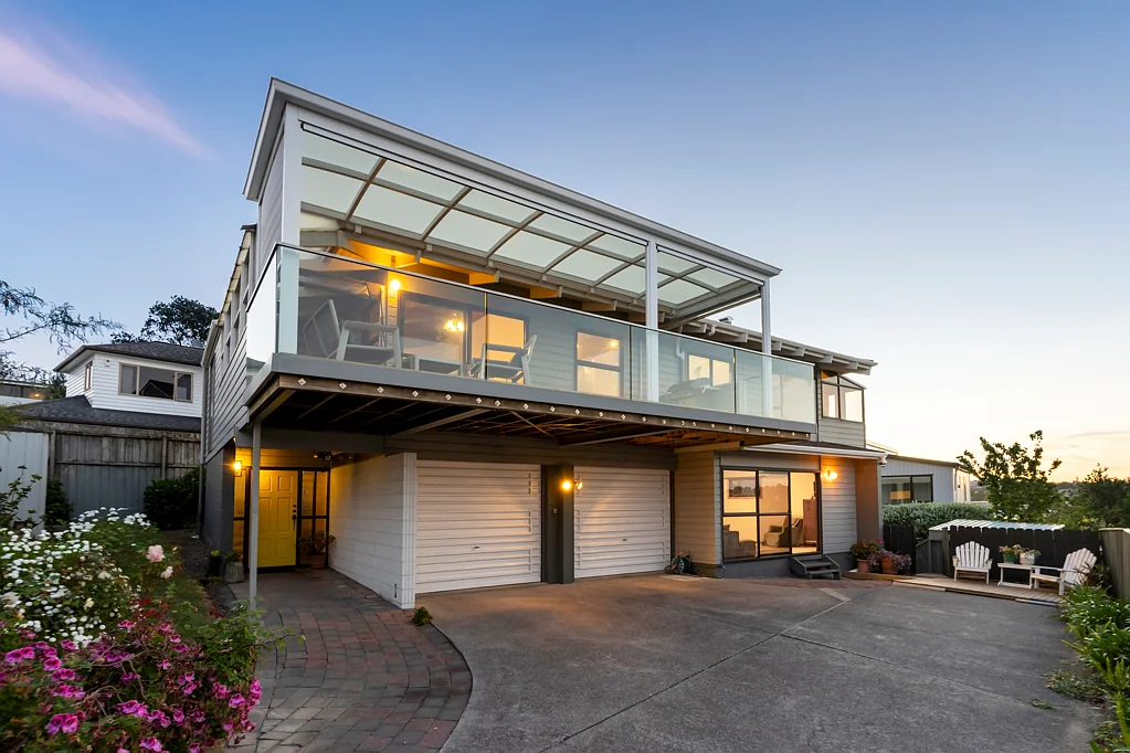 Rothesay Bay 4房 令人流连忘返！32年来首度上市，步行至海滩，名校环伺，尽享惬意的海岸生活！ A VIEW YOU'LL NEVER WANT TO LEAVE