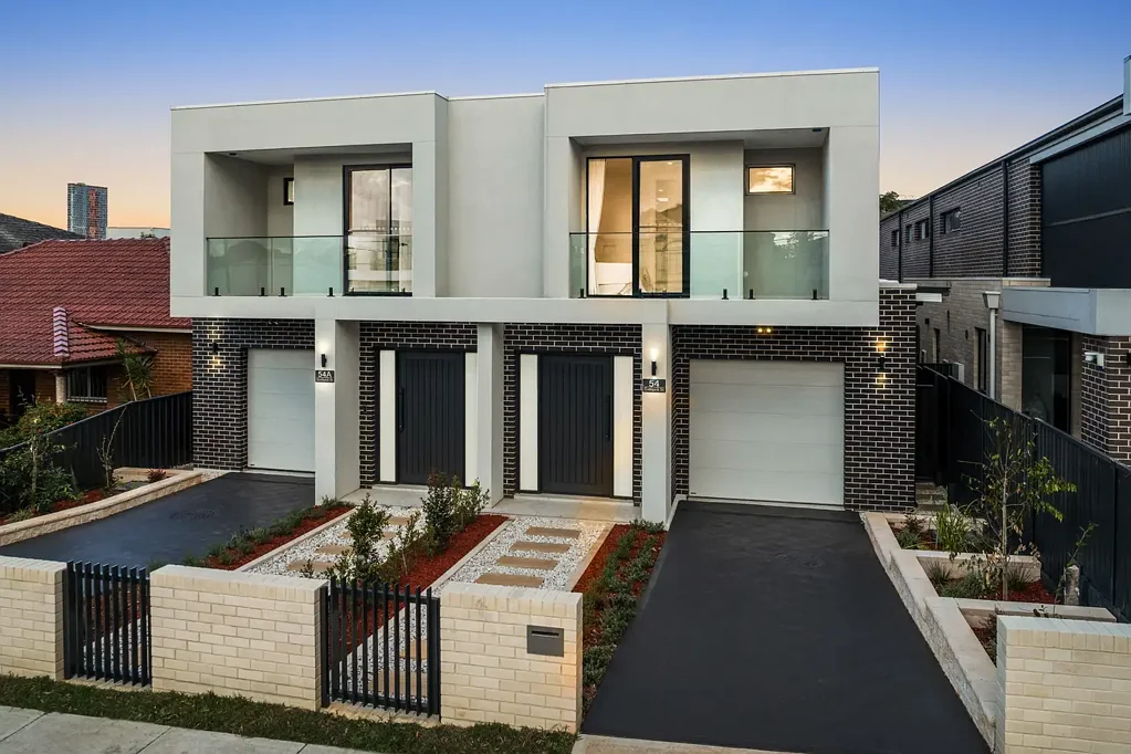 Lidcombe 5房 全新设计师双拼别墅，位于备受追捧的地址 Brand new designer duplex in a coveted address