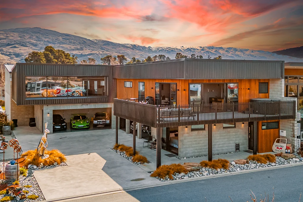 Cromwell 4 Bedroom Ultimate Motorsport Haven at Highlands!