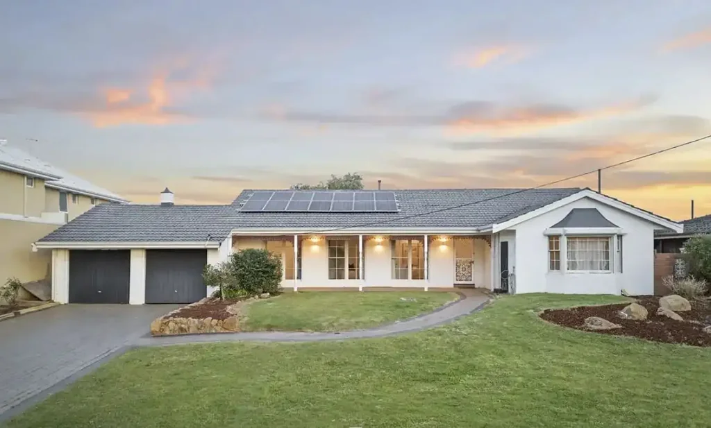 Large Family Home- Lawn Mowing & Pool Care Included