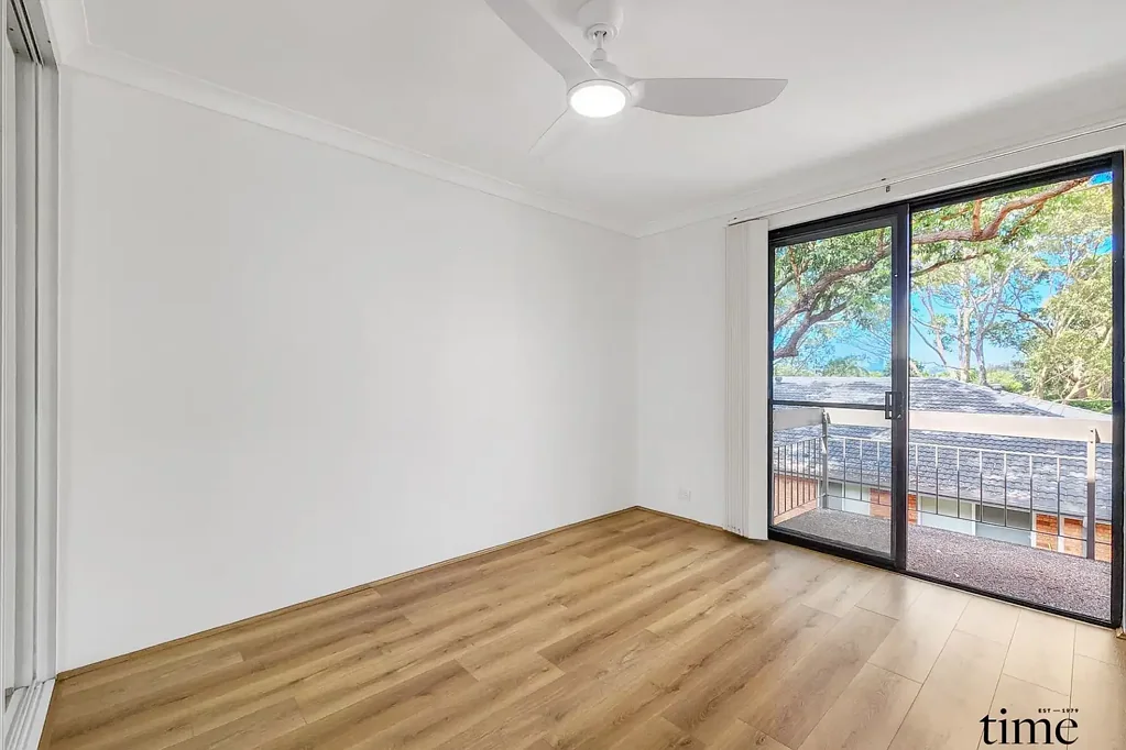 Light-Filled Top-Floor Apartment with Prime Location and Relaxed Living