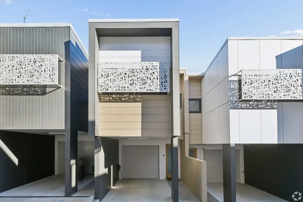 Greenslopes 3房 树林中的现代三层静居 A Contemporary Tri-Level Retreat Among the Trees