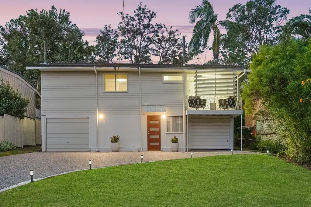 Chermside West 3Kwarto Updated Family Home with Dual Street Access (Driveway on Bramcote St)