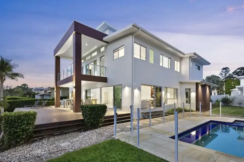 Benowa 6房  SPRAWLING FAMILY OASIS - 1135m2 BLOCK - 45 METRE GOLF COURSE FRONTAGE - FIRB APPROVED ESTATE