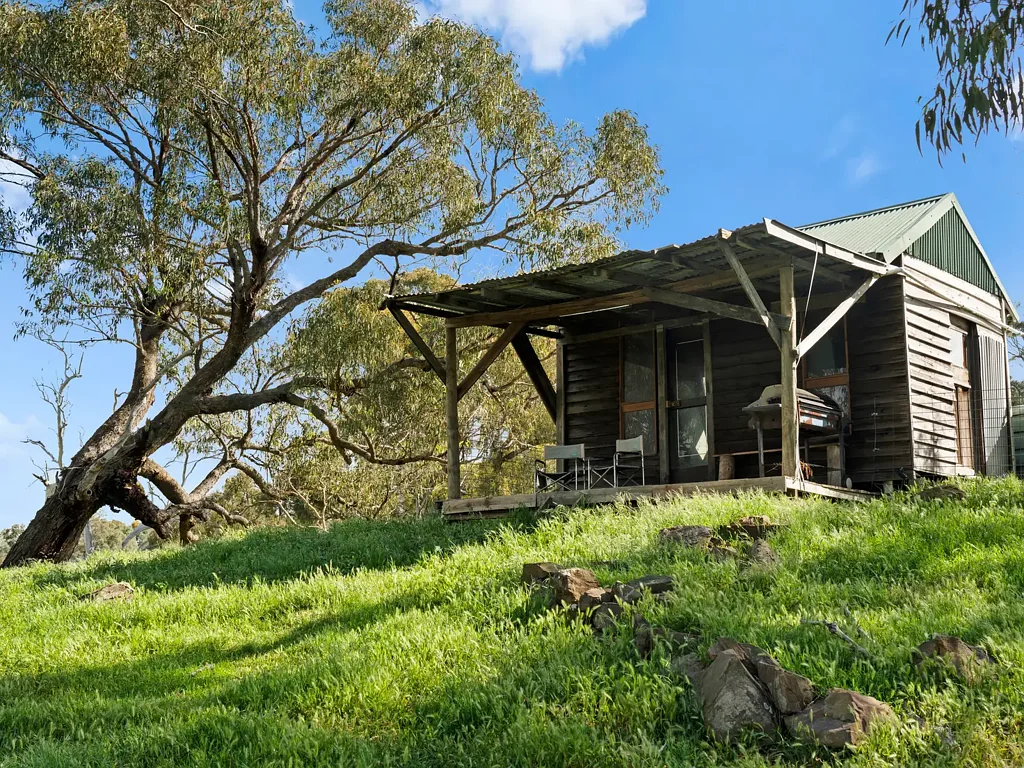 Mansfield 15 acres with stunning views and your own Cattlemen's Hut!