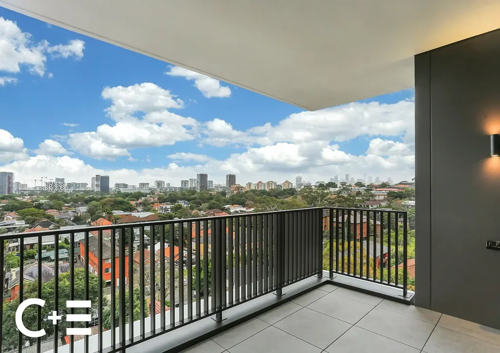 "The Kensington's" Finest Top-Floor Apartment - with City Skyline Views, Peace + Privacy