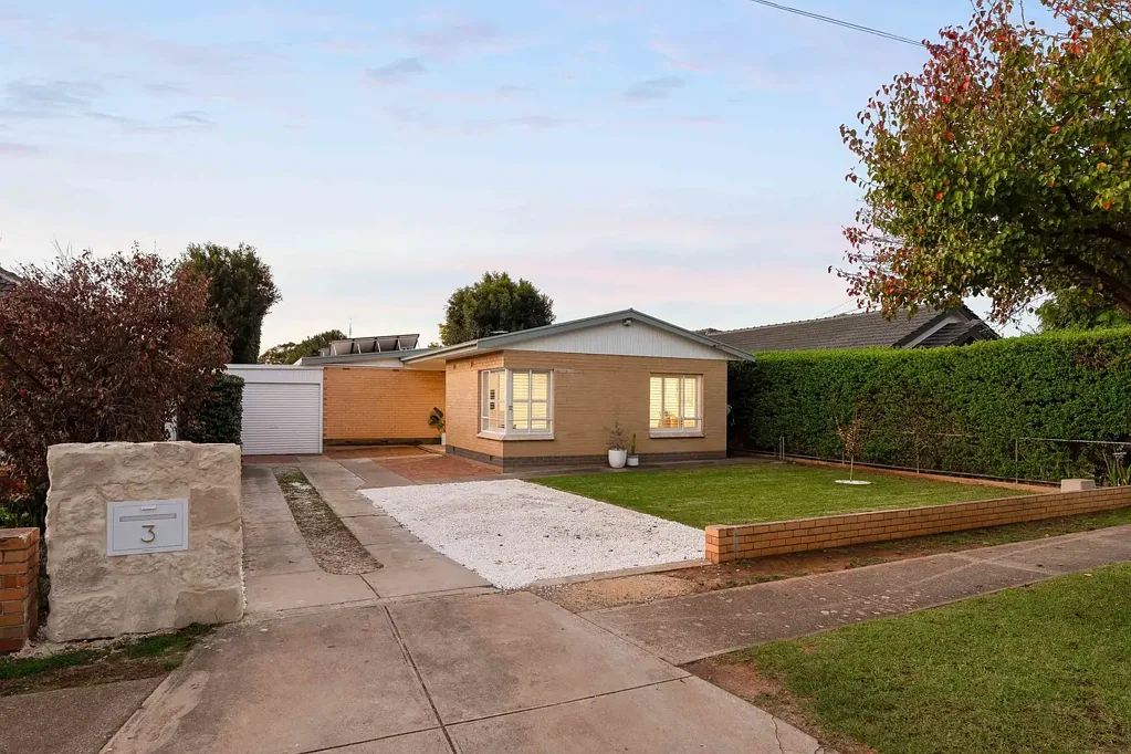 Warradale 2침실 Beautifully Updated Family Living Near the Coast.