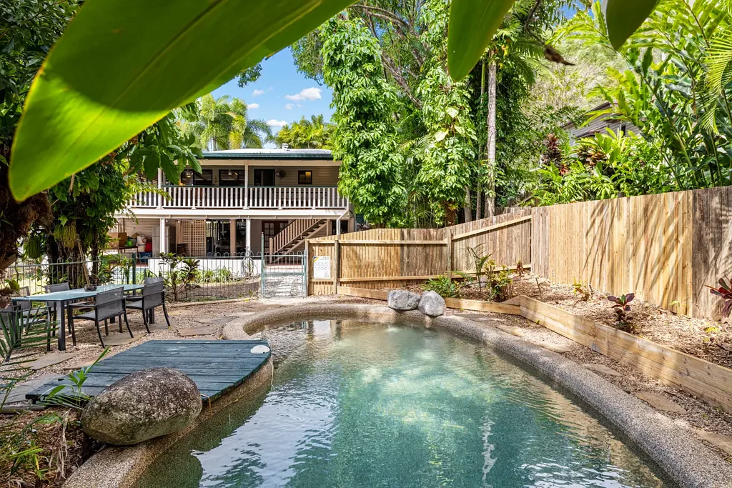 HI-SET MODERN QUEENSLANDER IN SOUGHT AFTER STRATFORD! (FURNISHED)