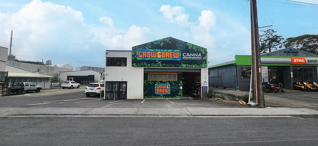 Silverdale Trade retail with excellent exposure!