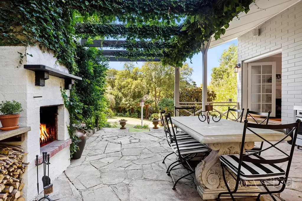 Mount Eliza 4Moenga 'Blackwood Park' a timeless, stately residence in the heart of Mt Eliza!