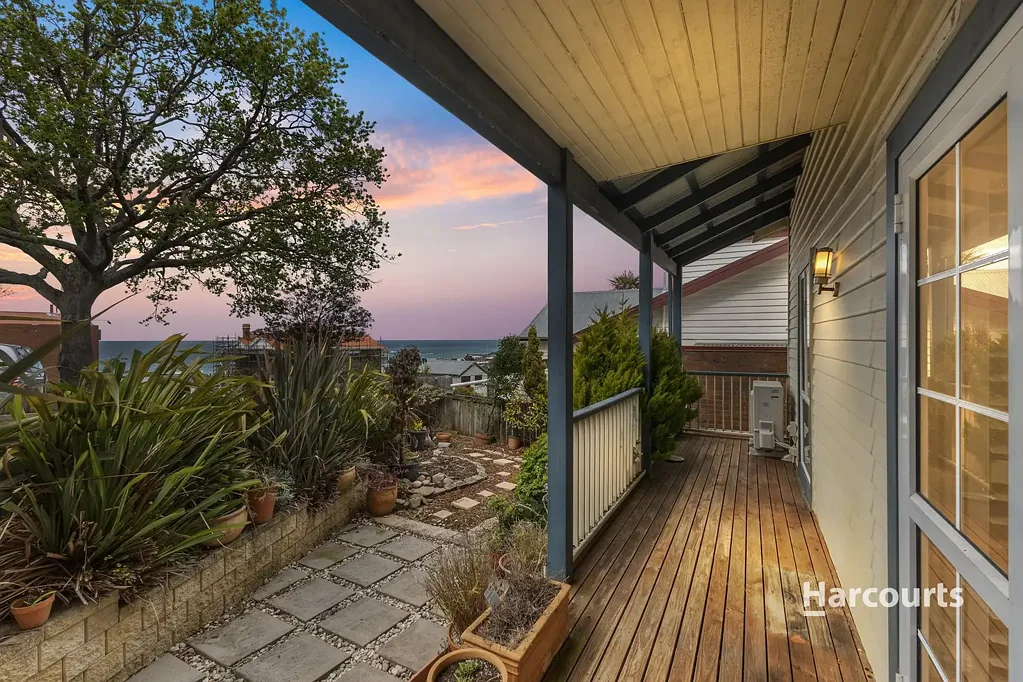 Burnie 2 Slaapkamer Stylish, Updated & Perfectly Positioned