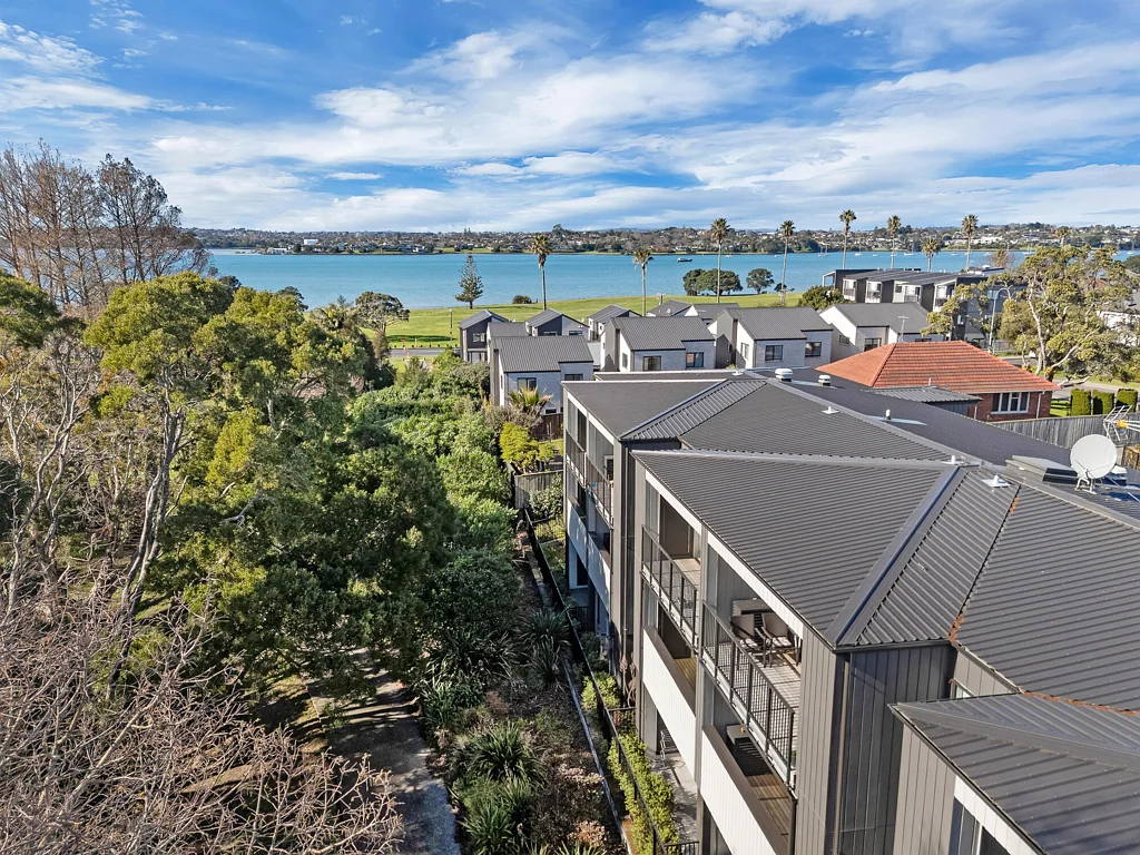 Panmure 1chambre Near-New Top-Floor Living with River Views