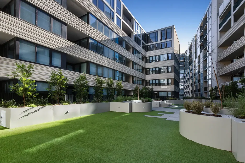 Ivanhoe 1房 Ivanhoe黄金地段 时尚公寓 自然采光充沛 开放式布局 私人阳台 时尚厨房 石制台面 地下车位 生活便利触手可及 Contemporary Style and Convenience in Prime Ivanhoe