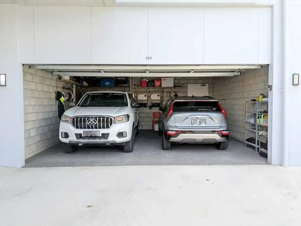 Woody Point 2房 您一直向往的生活方式！！ DOUBLE GARAGE + EAST OF OXLEY + LOW BODY CORP + 1 OWNER NEVER RENTED!!!!