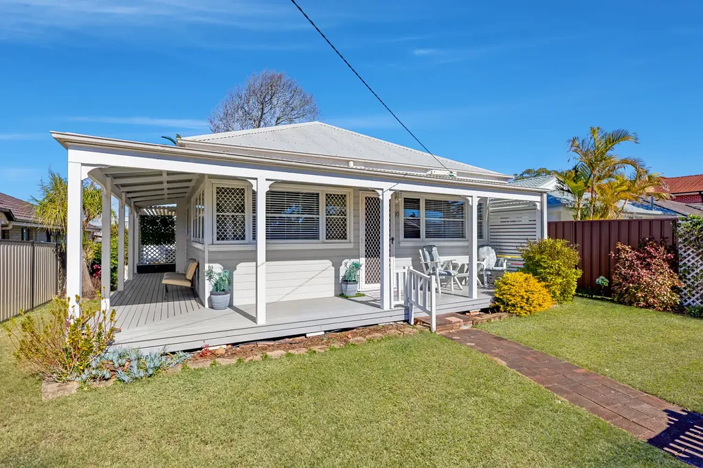 Ettalong Beach 3Kwarto Charming Coastal Cottage with Rear Lane – Walk to the Beach.