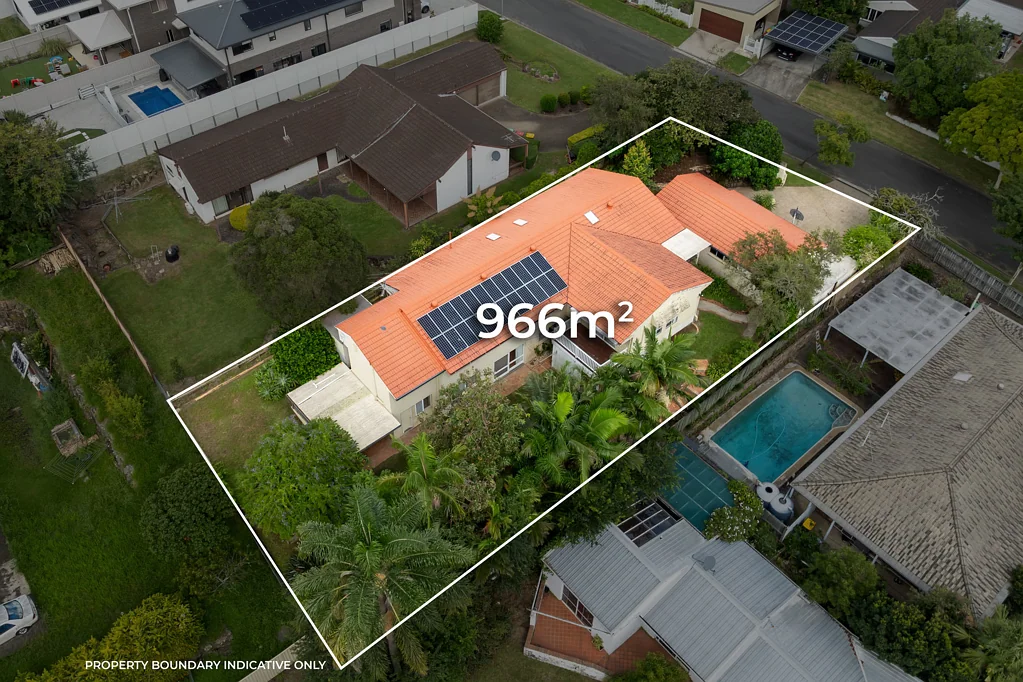 Kenmore 6房 宽敞966平米地块，双居住区，拱形天花板，六卧四卫，独立下层，多功能平面图，成熟绿植后院，现代化升级潜力，安静无尾静街，太阳能电池系统。 Spacious Family Entertainer with Dual Living