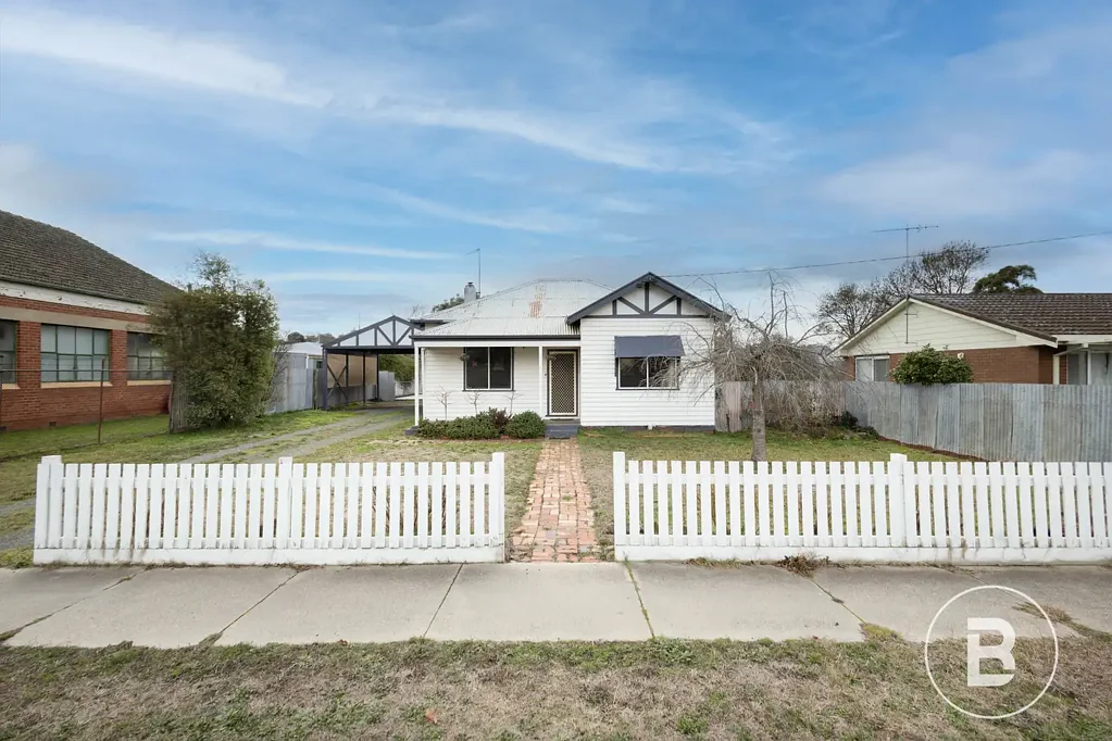Beaufort 3 Bedroom THREE BEDROOM HOME WITH SHEDDING IN THE HEART OF BEAUFORT