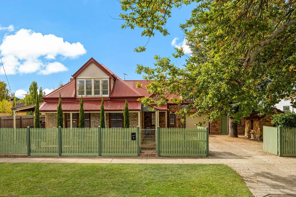 New Gisborne 5chambre Charming 1860s Cottage with Modern Luxury & Commercial Zoning