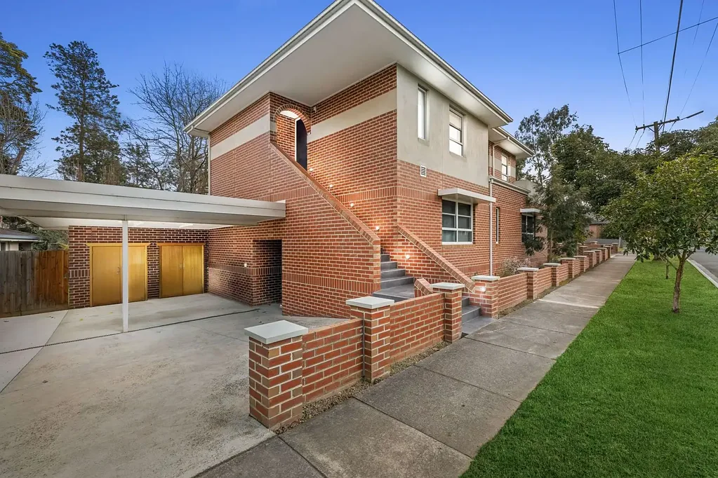 Surrey Hills 2房 现代两房公寓 自然采光充沛 开放式生活区 私享露台 花园环绕 欧式洗衣房 分体空调 实木地板 安保对讲机 车位 仓储空间 步行至咖啡馆 购物中心 公园 电车 公交站 The Brief: Elegant 2 Bedroom Apartment In A Prime Location