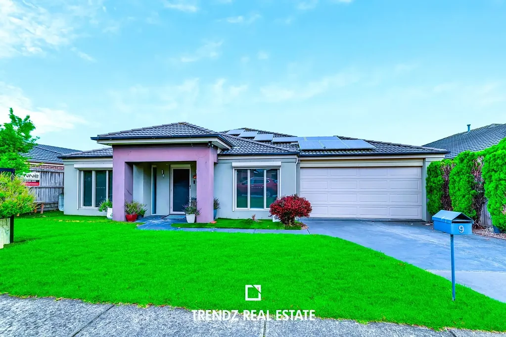 Cranbourne 4ห้องนอน RENOVATED - PRIME LOCATION - SWIMMIMG POOL LOVERS !!