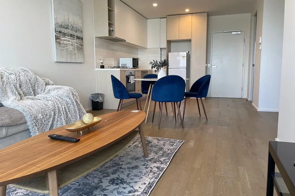 Maribyrnong 2房 Maribyrnong中心两卧公寓 开放式起居带阳台 现代厨卫配优质电器 主卧带套间 次卧带衣柜 两浴 安全停车 步行便利 Modern Comfort with Everyday Convenience