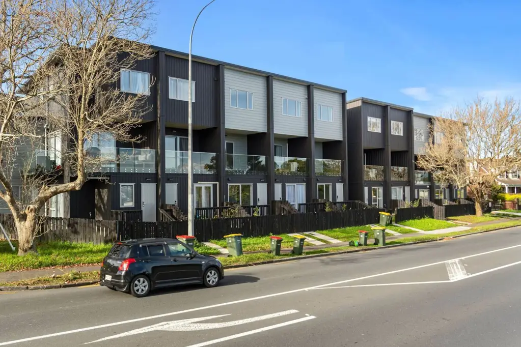 Te Atatu South 2 Bedroom Golden Find in Heart of Henderson!