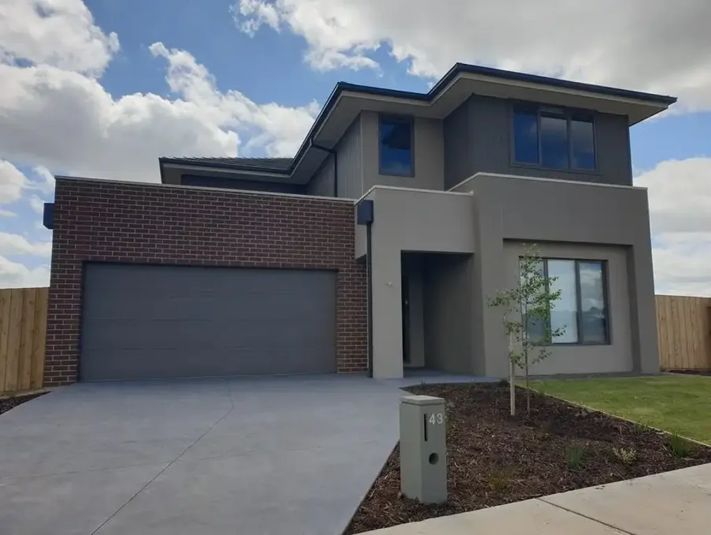 Double-Storey Large Family Home - 5 Bedrooms / 4 Plus Study, 3 Living Areas