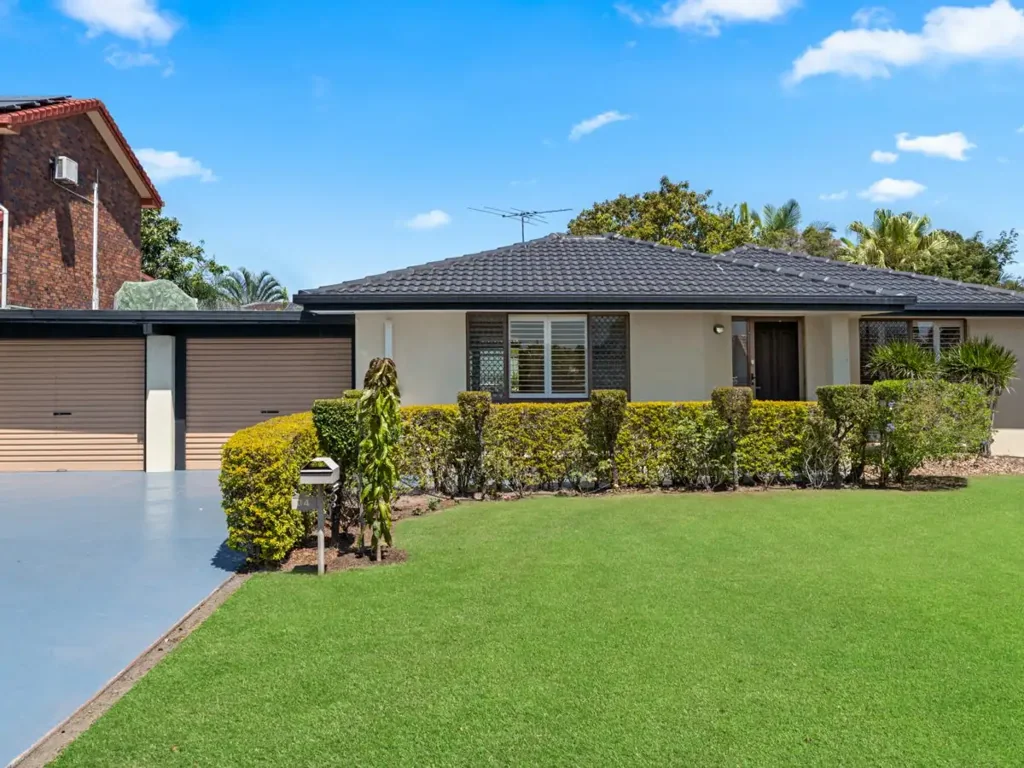 Runcorn 3ਬੈੱਡਰੂਮ Low Maintenance, Convenience, Comfort & A Pool Too! Welcome home!