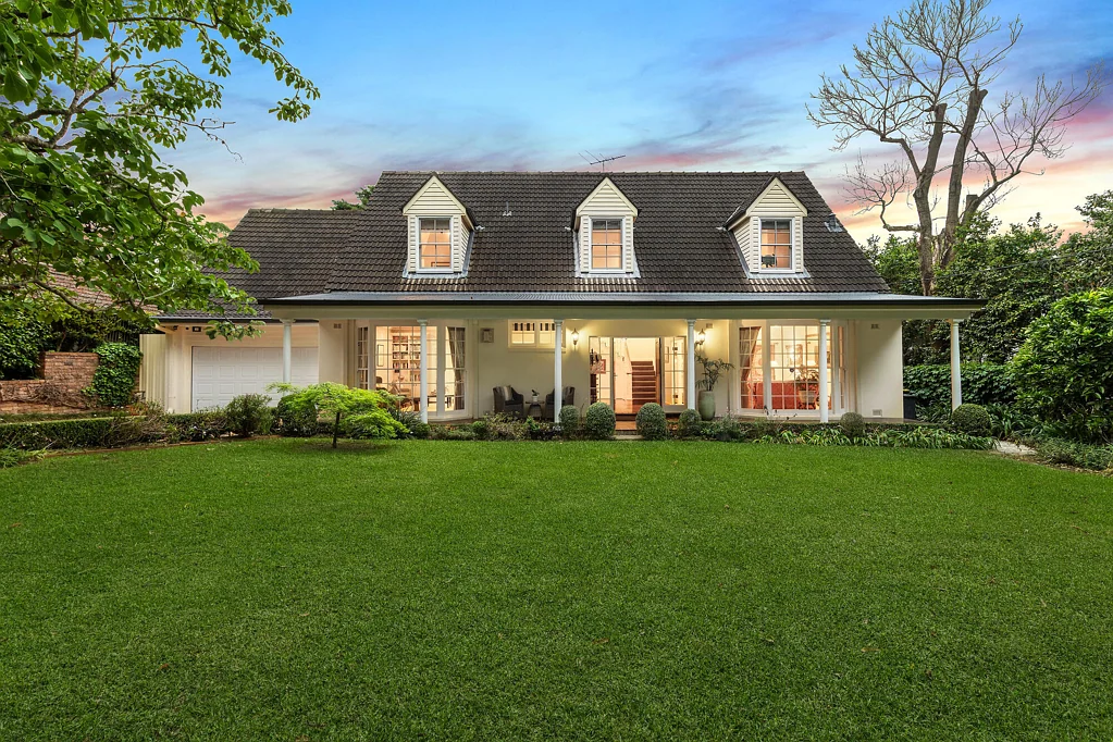 Wahroonga 5Kwarto Substantial poolside entertainer in a blue-ribbon setting