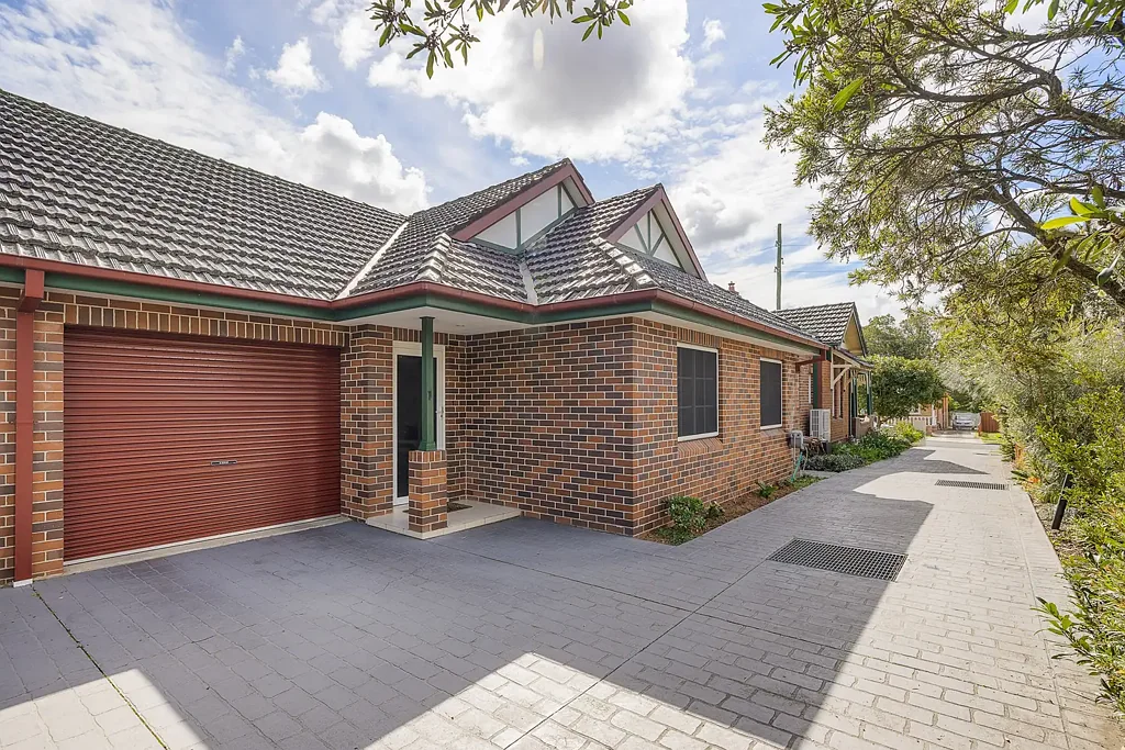 Gladesville 4ਬੈੱਡਰੂਮ Contemporary garden townhouse with sun-lit outdoor living