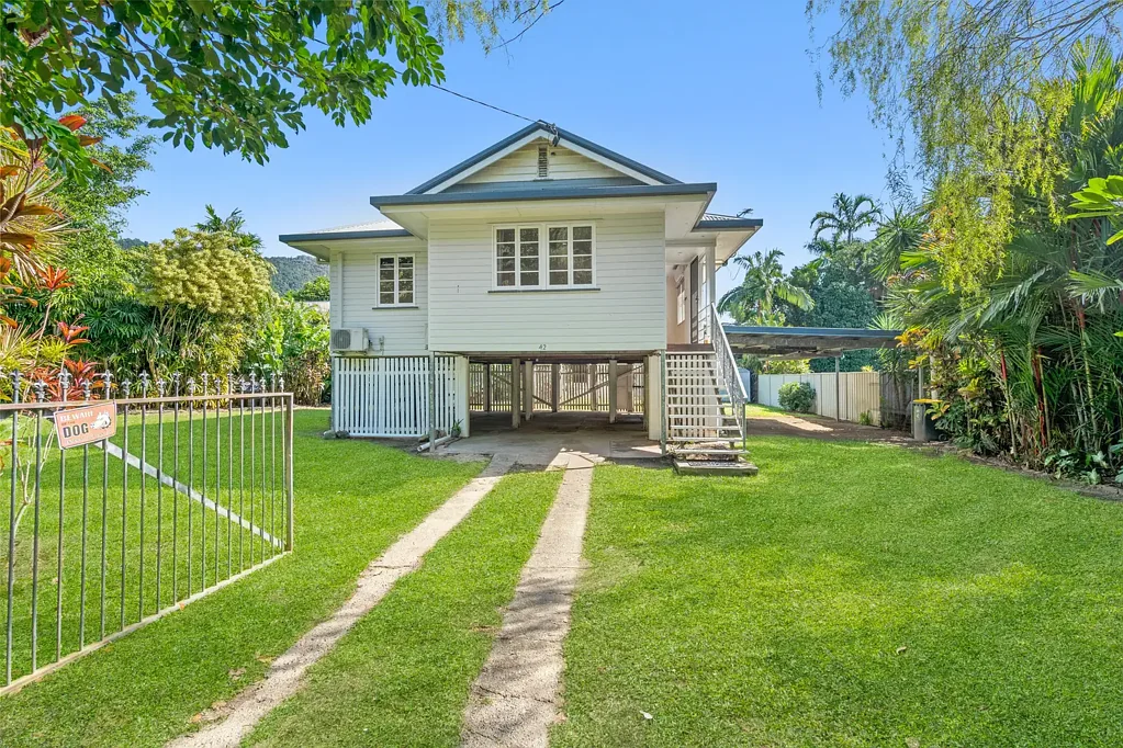 CHARACTER QUEENSLANDER WITH SPACE, STYLE & SOLAR IN EARLVILLE!