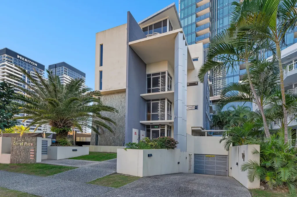 Broadbeach 3房  The Space of a House. The Lifestyle of Broadbeach. Exceptional Value.
