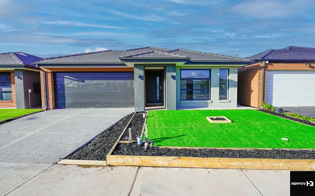 Brand New Modern Family Home in Manor Lakes VIC!