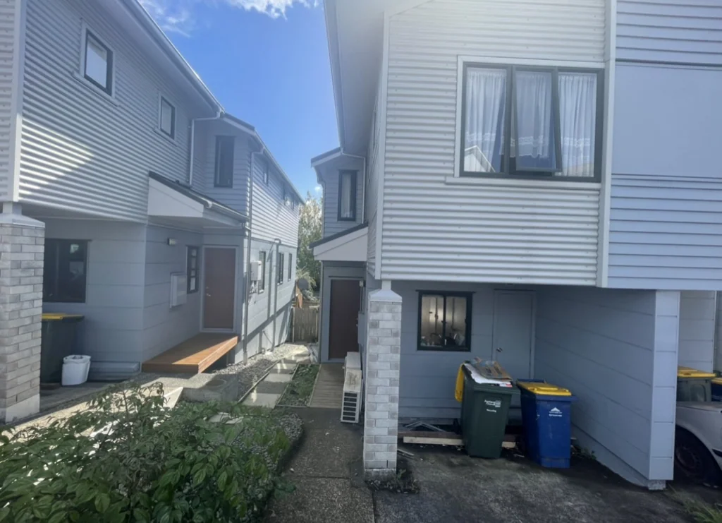 This Immaculate, Secure & Convenient townhouse is your best choice.
