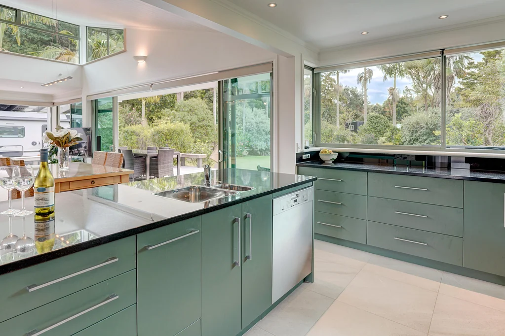 Russell 3Moenga Modern home moments from the water
