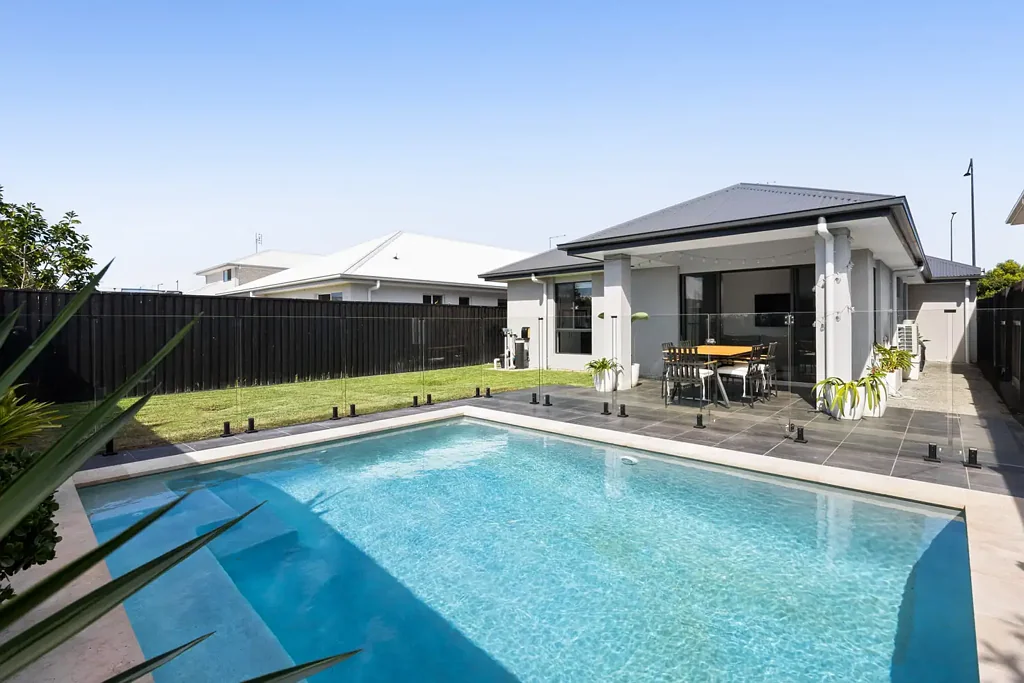 Palmview 3房  Poolside Ease and Low-Maintenance Living in Village Green