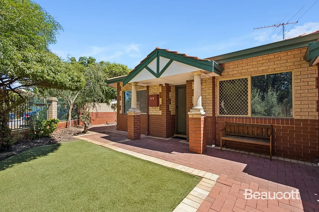 Maylands 3ห้องนอน NO STRATA, STREET FRONT & CORNER POSITION!