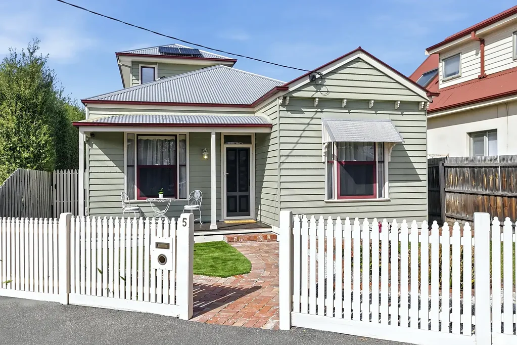 Newport 5कमरा Weatherboard home in a prime location