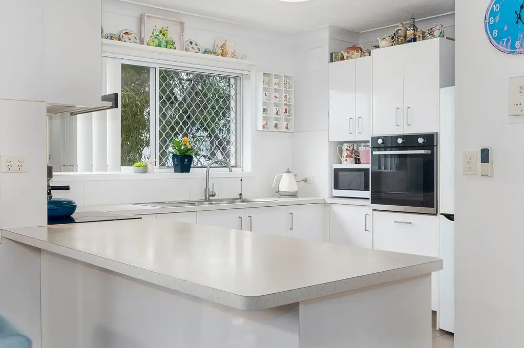 Biggera Waters 2房  Coastal Oasis | Massive 103m² Layout | 2 Cars + Storage Locker | 1 Block to the Broadwater!