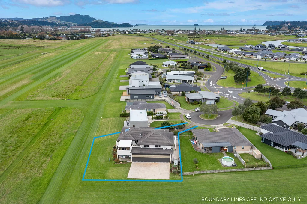 Whitianga 4 Slaapkamer Home is where the hangar is.