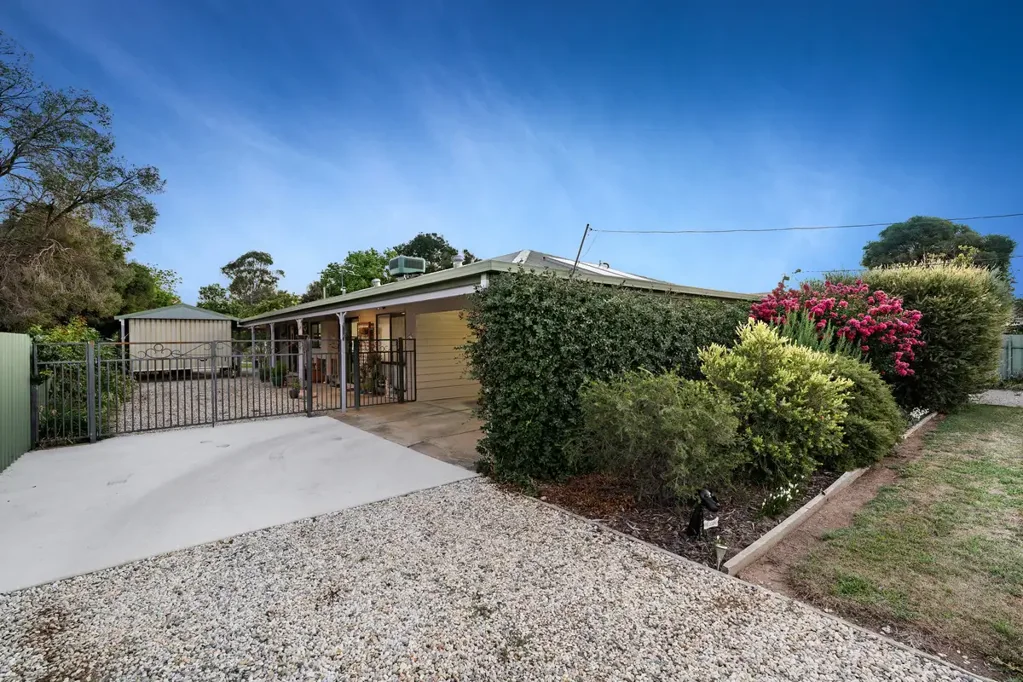 Howlong 3房  Serene Living on a Spacious block