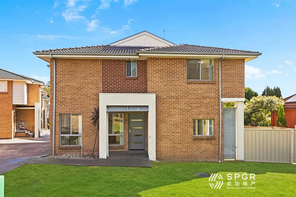 Toongabbie 4ห้องนอน Walking distance to train station, spacious townhouse