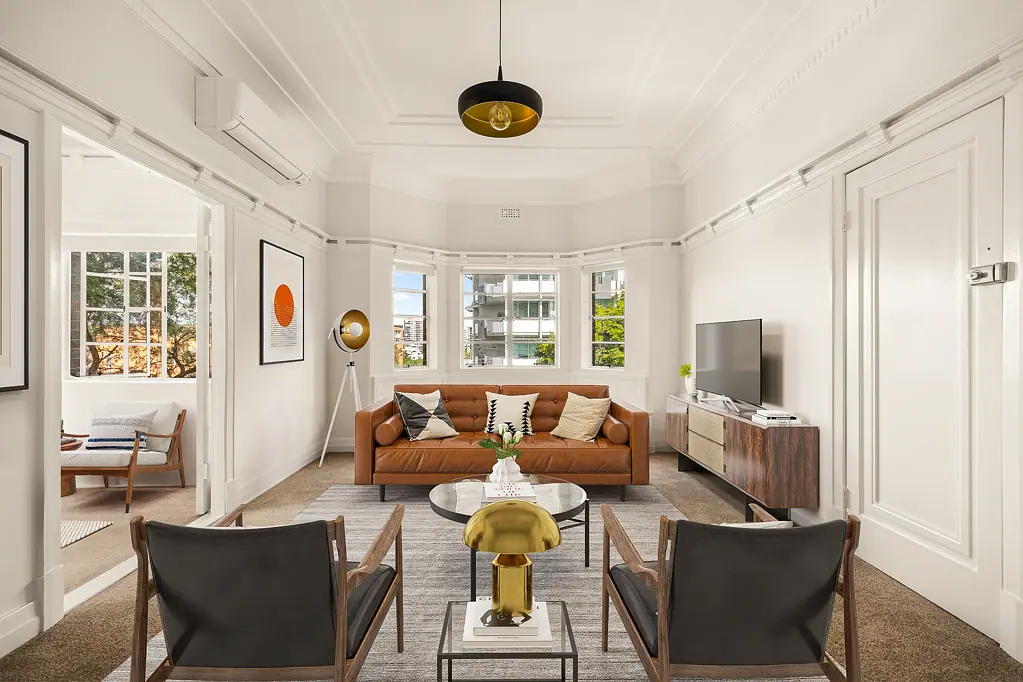 Charming Art-Deco Two-Bedroom Apartment in Prime Location!
