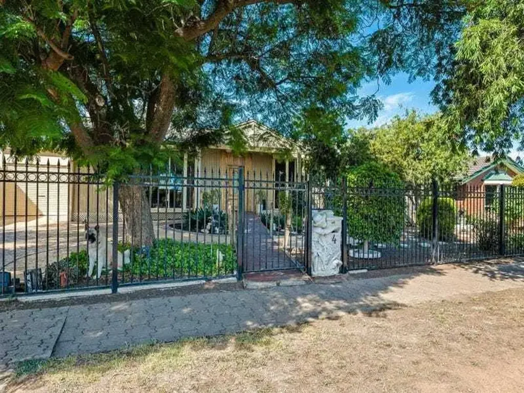 🏡 Charming Hillcrest Haven – Your Next Home Awaits!