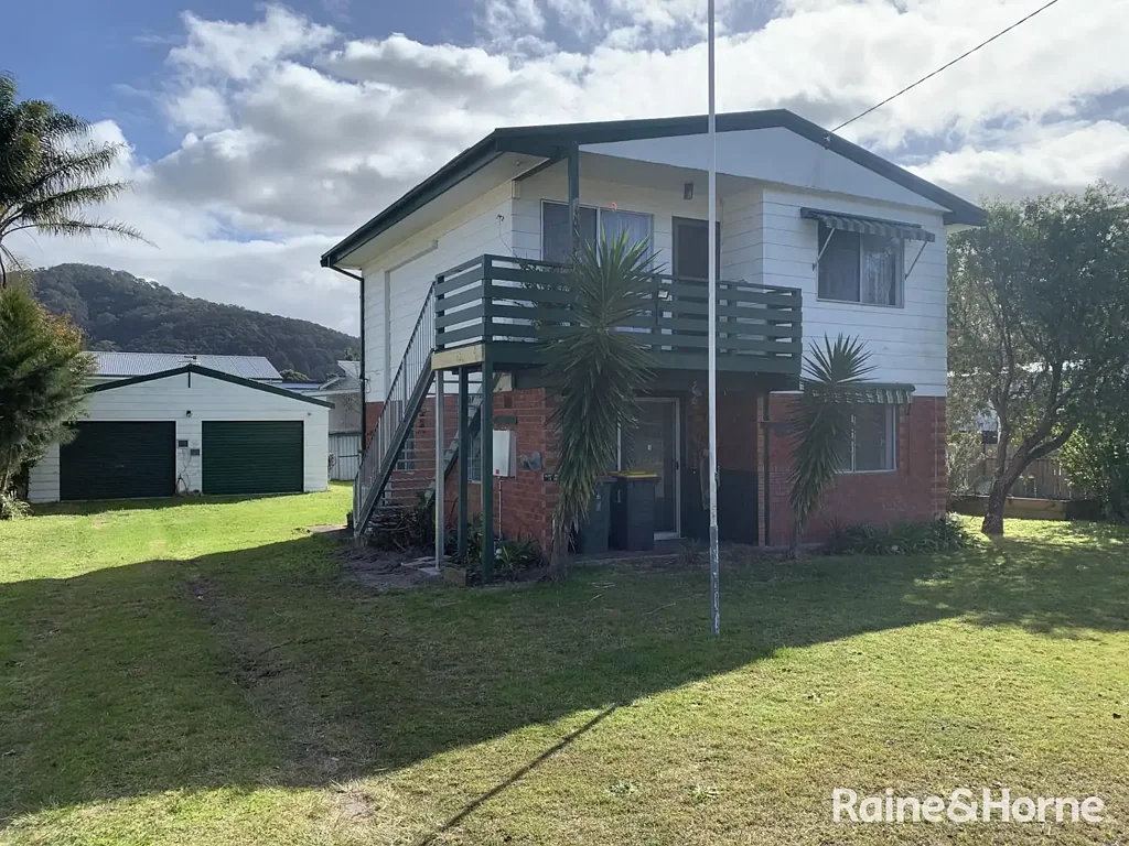Tidy 3 bedroom, 2 bathroom house.